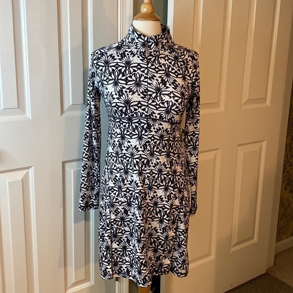 Soybu Black & White Dress w/ 3/4 Zipper Super Comfy in EUC